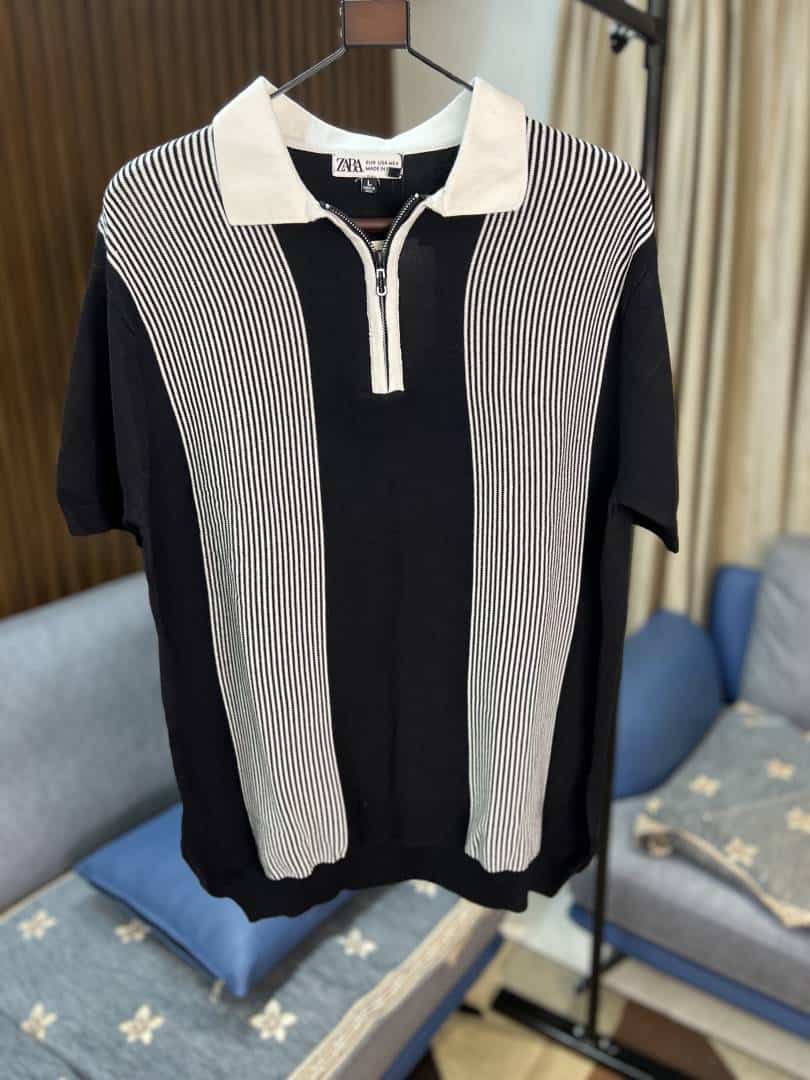 ZAR_A KNITTED BLACK POLO ZIPPER WITH STRIPES PRINT TSHIRT.