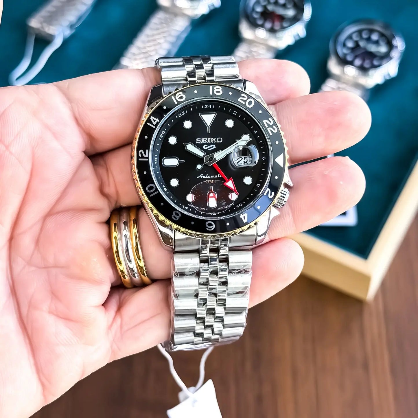 SEIKO_GMT_SILVER_GOLD_BLACK