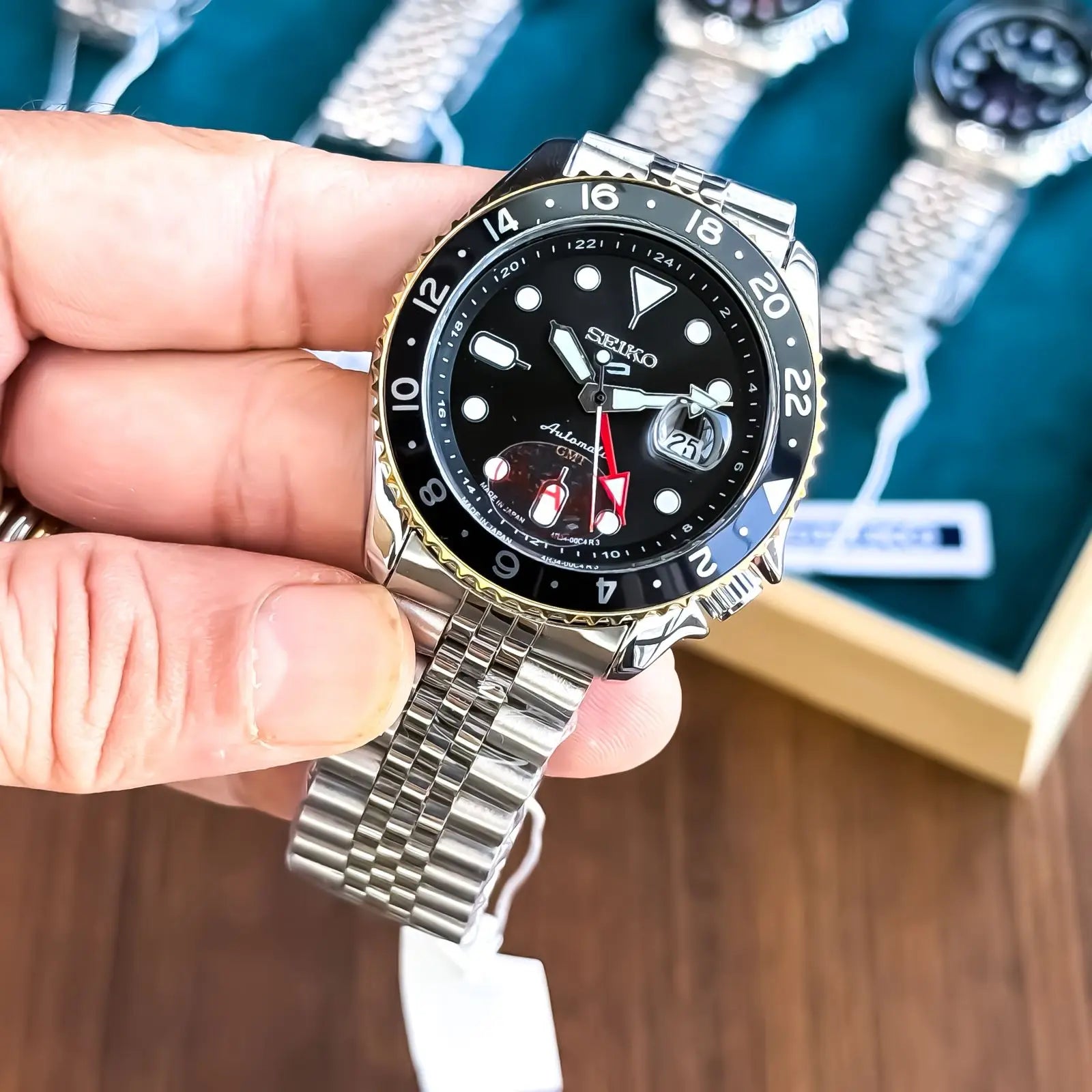 SEIKO_GMT_SILVER_GOLD_BLACK