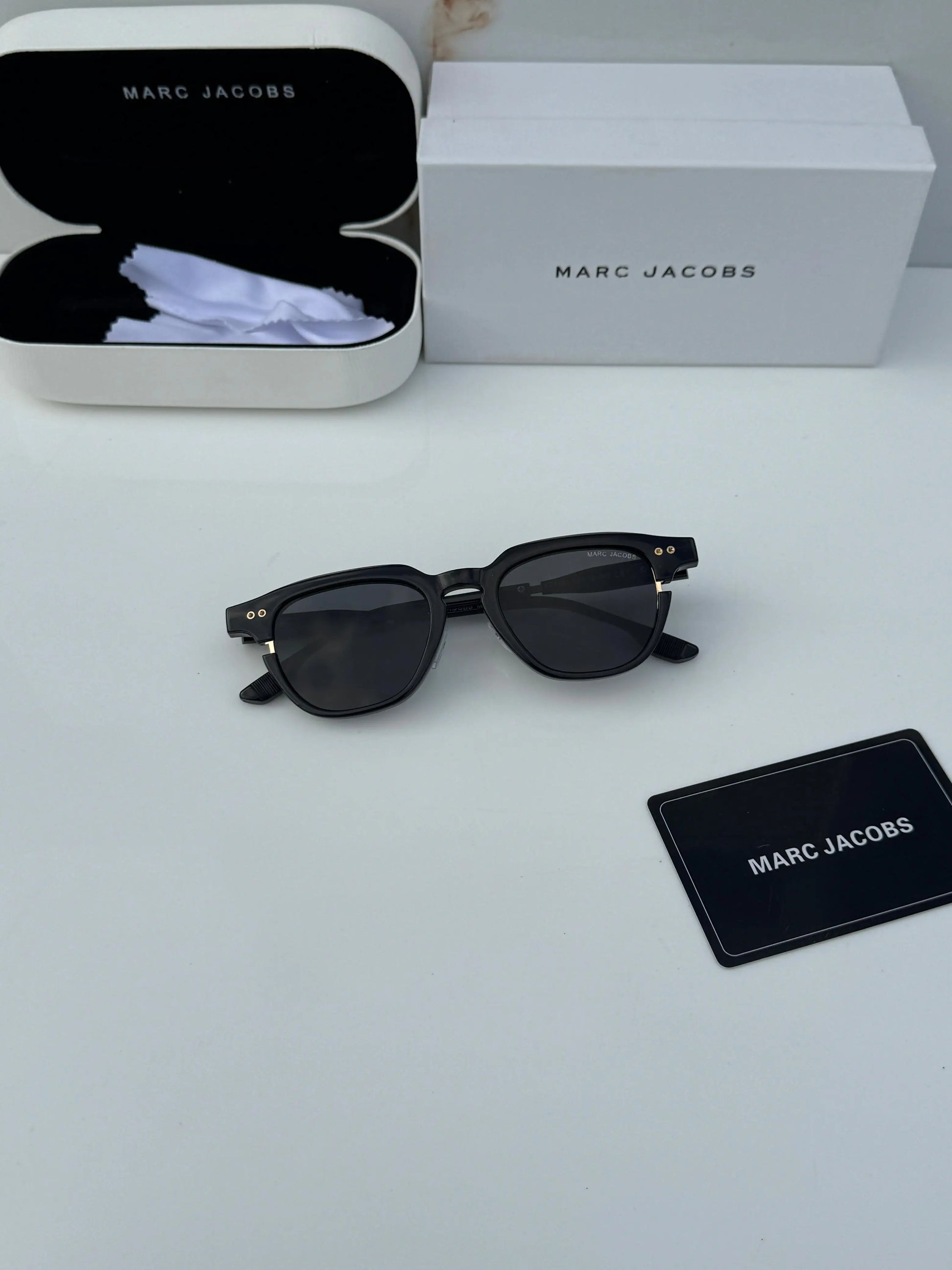 Marc_jacobs_1131_black_gold