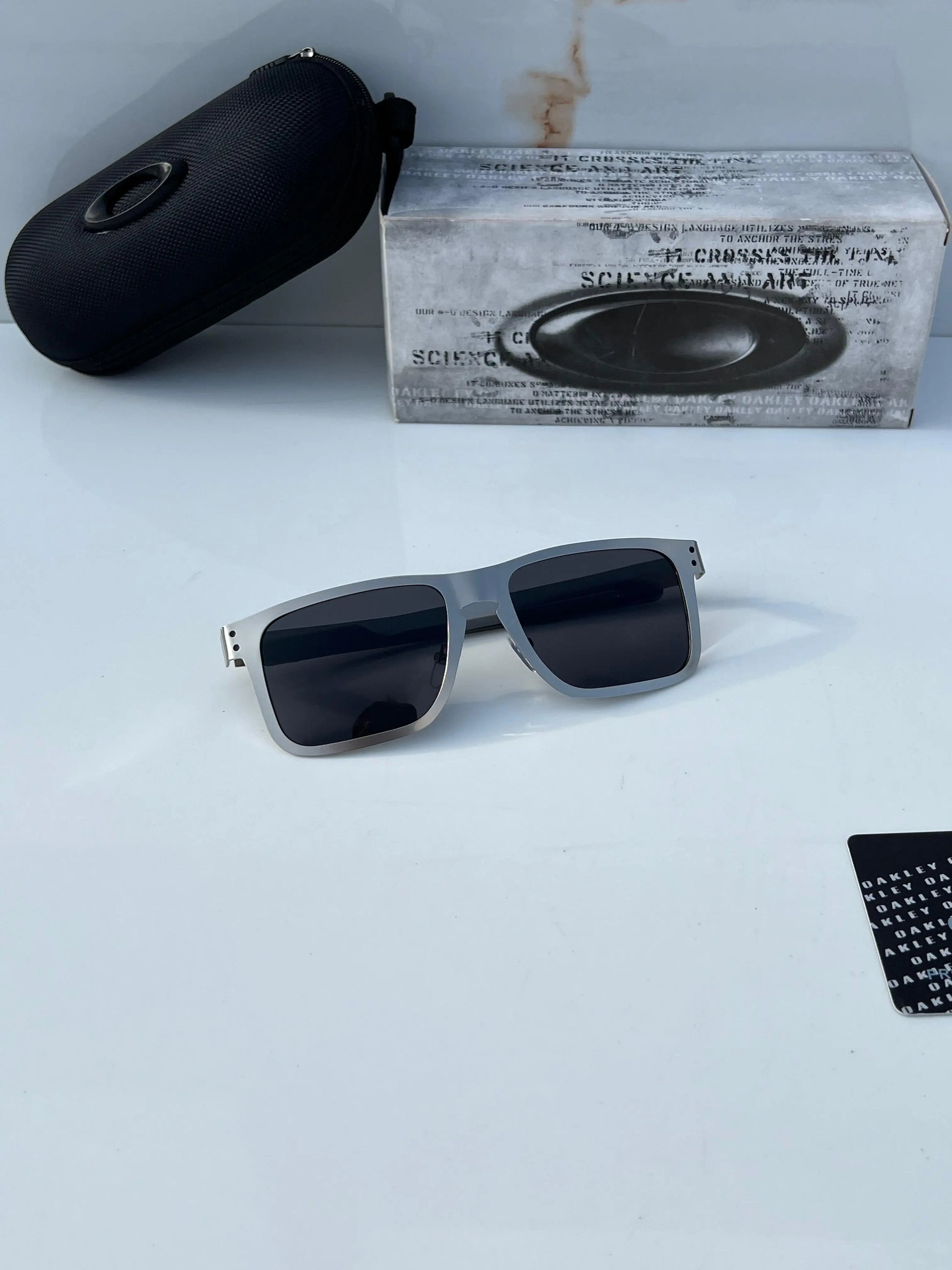 Oakley_1701_silver_black